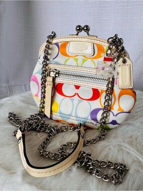 Coach rainbow kisslock - EUC